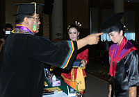 Rektor Unikarta Prof Dr Ir HM Aswin MM saat mewisuda salah seorang wisudawati