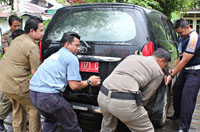 Tim penertiban terpaksa mengangkat mobdin dari garasi ke tepi jalan lantaran stir mobil yang terkunci