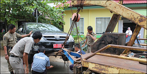 Tim penertiban mobdin menderek mobdin dengan nomor KT 1171 C
