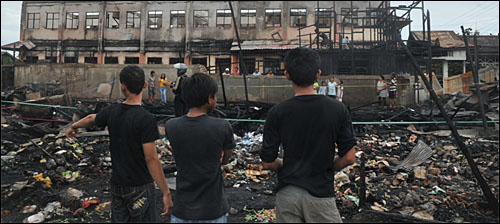 Warga menyaksikan puing-puing bekas kebakaran hebat yang menghanguskan puluhan rumah warga Desa Loa Duri Ulu belum lama ini