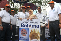 Bupati Rita Widyasari bersama Titik Maisaroh yang meraih emas batangan seberat 250 gram