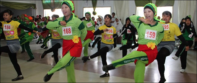 Para peserta lomba Senam Jepen dengan lincah memperagakan gerakan tari Jepen yang dipadukan dengan gerakan aerobik