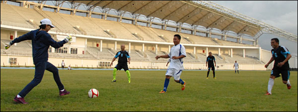 Bupati Rita Widyasari dipercaya sebagai penjaga gawang tim Eksekutif dalam laga persahabatan melawan tim Legislatif