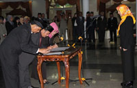 Bupati Rita Widyasari menyaksikan penandatanganan berita acara pelantikan oleh perwakilan pejabat eselon II, III dan IV