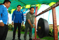 Asisten III Setkab Kukar Chairul Fadlan saat membuka Cerdas Cermat Tingkat SLTA didamping Ketua KNPI Kukar Junaidi dan Sekretaris KNPI Kukar Abdul Kadir