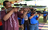 Wabup HM Ghufron Yusuf membidikkan senapan saat membuka Kejuaraan Menembak