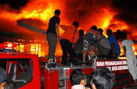Mobil PMK dari BPBD Kukar dikerahkan untuk mengatasi kebakaran di Jl Maduningrat