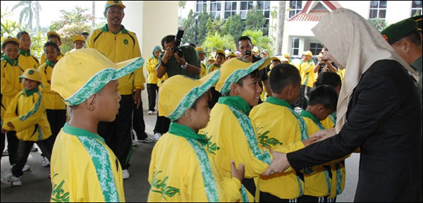 Bupati Rita Widyasari menyalami para atlet muda Kukar yang akan berlaga di ajang POR SD se-Kaltim 2012