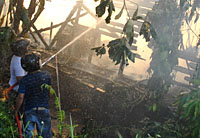 Petugas memadamkan api yang berkobar di RT 17 Kelurahan Panji, Tenggarong