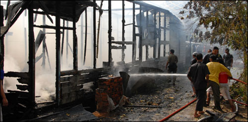 Kebakaran yang terjadi di Kelurahan Panji tadi pagi menghanguskan 7 buah rumah milik warga RT 17 dan RT 18