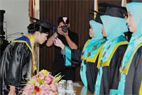 Direktur Akbid Kutai Husada Hj Hermawati ketika mewisuda salah seorang wisudawati
