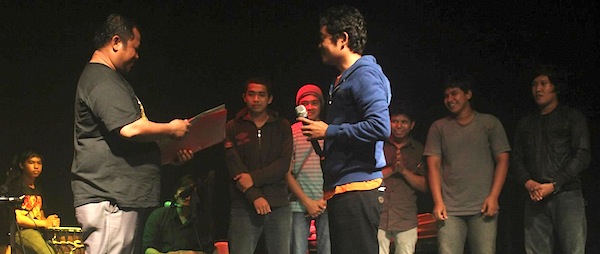 Ketua Yayasan Lanjong, Abdul Rasyid, dengan bangga menerima 7 piagam penghargaan yang diraih LA Teater Lanjong di ajang Invitasi Teater Nasional 2012 di Jakarta