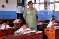 Wabup HM Ghufron Yusuf mengamati para siswa SDN 018 Tenggarong yang tampak serius menjalani Ujian Nasional