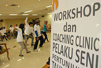 Para peserta workshop saat melakukan praktek kolaborasi pengemasan seni pertunjukan