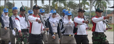 Para anggota Paskibra Kukar saat menjalani gladi kotor di halaman Kantor Bupati Kukar tadi siang