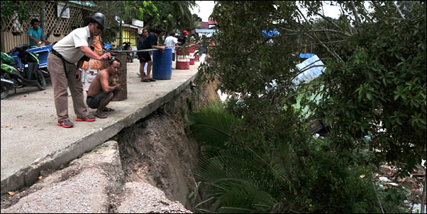 Abrasi di tepi sungai Kahala kini menyisakan badan jalan beton yang sewaktu-waktu bisa ambrol kembali