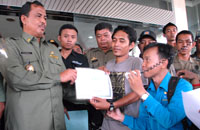 Wabup HM Ghufron Yusuf menerima piagam penghargaan yang diserahkan Ketua PMII Kukar