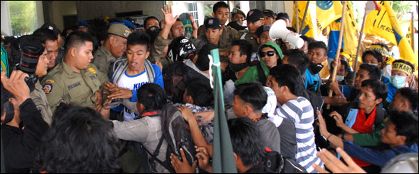 Aksi saling dorong antara mahasiswa dengan petugas Satpol PP Kukar sempat mewarnai peringatan Hari Anti Korupsi se-Dunia di Kantor Bupati Kukar, Tenggarong