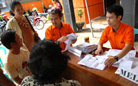 Petugas Kantor Pos Tenggarong saat melayani penyaluran BLSM kepada warga Tenggarong tadi siang