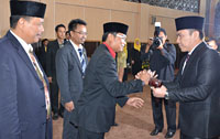 Wakil Ketua DPRD Kukar Guntur menyerahkan palu sidang kepada H Salehudin yang baru dilantik kembali sebagai Ketua DPRD Kukar
