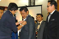 Ketua HIPMI Kaltim Priskila Evalianitha saat menyematkan lambang HIPMI kepada Ketua HIPMI Kukar Roni Fauzan