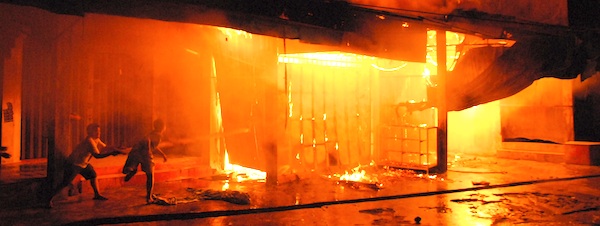 Kebakaran di Pasar Tangga Arung tengah malam tadi menghanguskan sedikitnya 6 petak toko dan kios