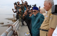 Sultan Kutai HAM Salehoeddin II didampingi Gubernur Kaltim Awang Faroek dan Bupati Rita Widyasari melakukan ritual tepong tawar di depan lokasi pembangunan jembatan baru di Tenggarong