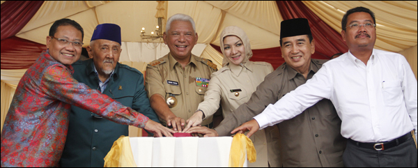 Penekanan tombol sirine tanda dimulainya pembangunan Jembatan Kartanegara oleh Gubernur Kaltim H Awang Faroek didampingi Sultan Kutai HAM Salehoeddin II, Bupati Kukar Rita Widyasari, Ketua DPRD Kaltim HM Mukmin Faisyal dan manajemen PT Hutama Karya