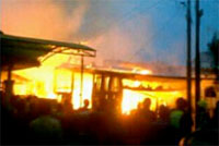 Kebakaran di Loh Sumber pada Senin (21/10) petang kemarin menghanguskan sebuah bangunan