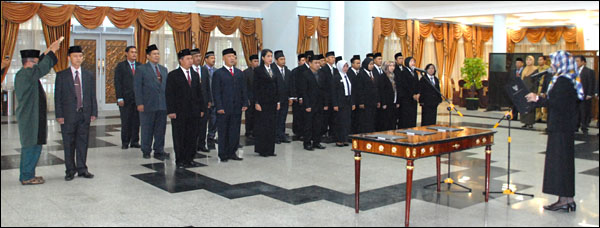 Suasana pelantikan dan pengambilan sumpah jabatan para pejabat struktural eselon II, III dan IV oleh Bupati Rita Widyasari di Tenggarong, Rabu (27/11) sore