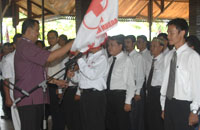 Wabup HM Ghufron Yusuf menyerahkan bendera organisasi kepada perwakilan PMI Kecamatan yang baru dikukuhkan