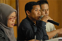 Anggota Panwaskab Kukar, Yadi (tengah), mengaku banyak temuan pemalsuan 