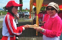 Ketua YJSI Kukar Hj Dayang Kartini Syaukani (kanan) menyerahkan bantuan kepada pengurus klub Jantung Sehat Kecamatan Loa Janan Minfiattin