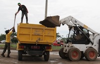 Endapan lumpur dan pasir yang bertumpuk di bundaran Stadion Aji Imbut akhirnya dibersihkan tim gabungan