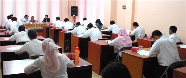 Suasana seleksi tertulis calon Anggota KPU Kukar di ruang rapat Rektorat Unikarta, Tenggarong, Rabu (26/02) pagi