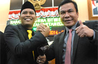 Ketua DPRD Kukar definitif, Salehuddin SSos SFil (kiri), usai menerima palu sidang secara simbolis dari H Salehudin yang sebelumnya menjadi Ketua Sementara DPRD Kukar