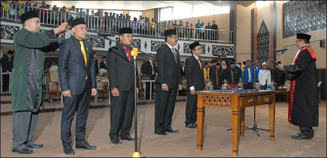 Ketua PN Tenggarong mengambil sumpah jabatan unsur pimpinan DPRD Kukar periode 2014-2019 