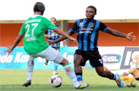 Penyerang Persiram asal Nigeria, Osas Saha (kanan), dihadang Dedi Gusmawan pada laga putaran pertama lalu