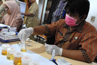 Petugas BNP Kaltim melakukan tes narkoba terhadap sampel air seni pegawai Setkab Kukar