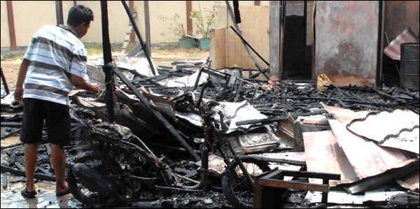 Seorang warga mengamati puing-puing bekas kebakaran yang menghanguskan sebuah gudang di Jalan Krama Jaya, Tenggarong, Selasa (30/09) siang