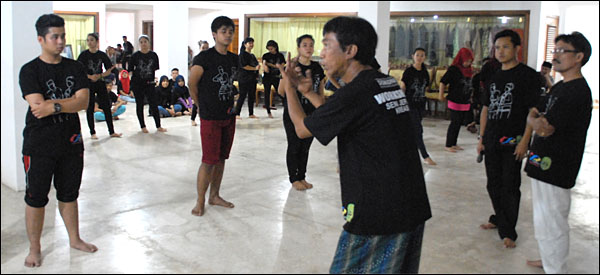 Koreografer nasional Irianto Catur kembali menjadi narasumber Workshop Jepen Kreasi yang berlangsung di Tenggarong tadi siang