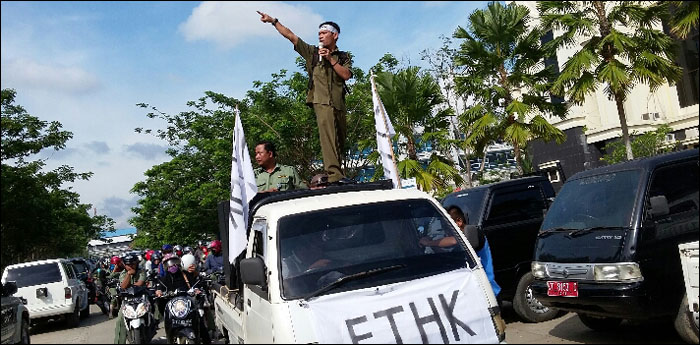 Ketua FTHK Ali Rohman memanggil para THL di lingkungan Kantor Bupati Kukar untuk bergabung bersama mereka melakukan aksi unjuk rasa di DPRD Kukar