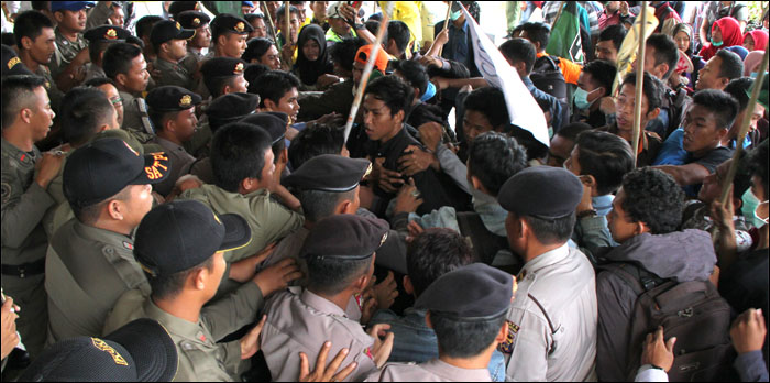Aksi saling dorong yang berbuntut pemukulan mewarnai demonstrasi Gerakan Mahasiswa Kukar di Kantor Bupati Kukar, Tenggarong, Senin (20/04) siang
