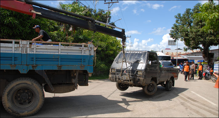 Setelah berhasil dievakuasi, mobil korban kemudian dibawa ke Mapolres Kukar dengan menggunakan mobil derek Dishub Kukar