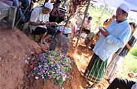 Suasana pemakaman Rista dan Reisya di kuburan Muslimin Gunung Petung, desa Rempanga, Loa Kulu, Kamis (28/05) siang