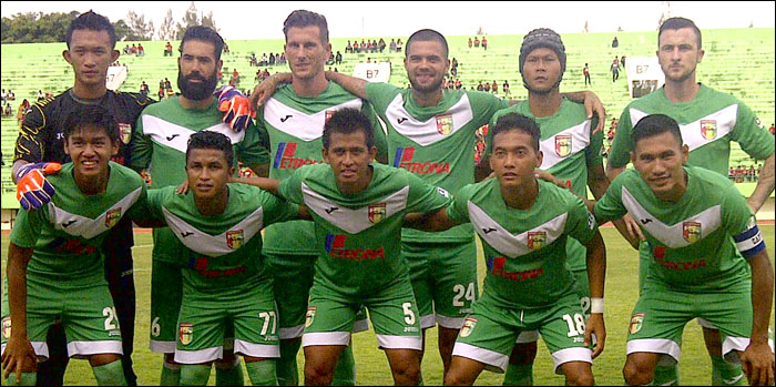 Skuad Mitra Kukar yang diturunkn saat menghadapi Persis Solo di Stadion Manahan, Solo, Senin (30/03) sore