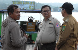 Kepala BPBD Kukar H Darmansyah (tengah) didampingi Camat Tenggarong Mulyadi (kanan) saat meninjau TKP