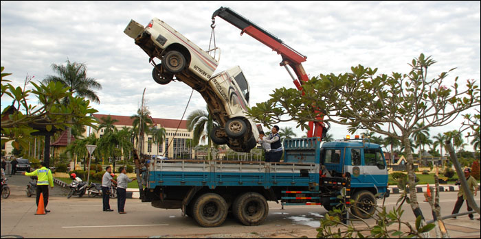 Mobil Mitsubishi L200 dipindahkan dari TKP depan Kantor Bupati Kukar, Tenggarong, dengan menggunakan 