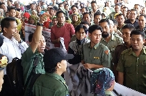 Ratusan tenaga honorer Kukar berkumpul di DPRD Kukar untuk mengadukan nasib mereka