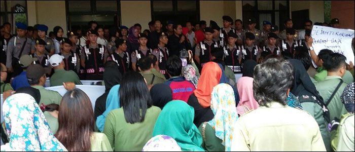 Ribuan THL Pemkab Kukar saat melakukan aksi unjukrasa menuntut kenaikan gaji pada Oktober 2015 lalu 